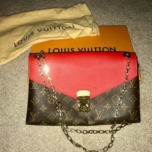 Louis Vuitton, Cross-Body, Over the shoulder